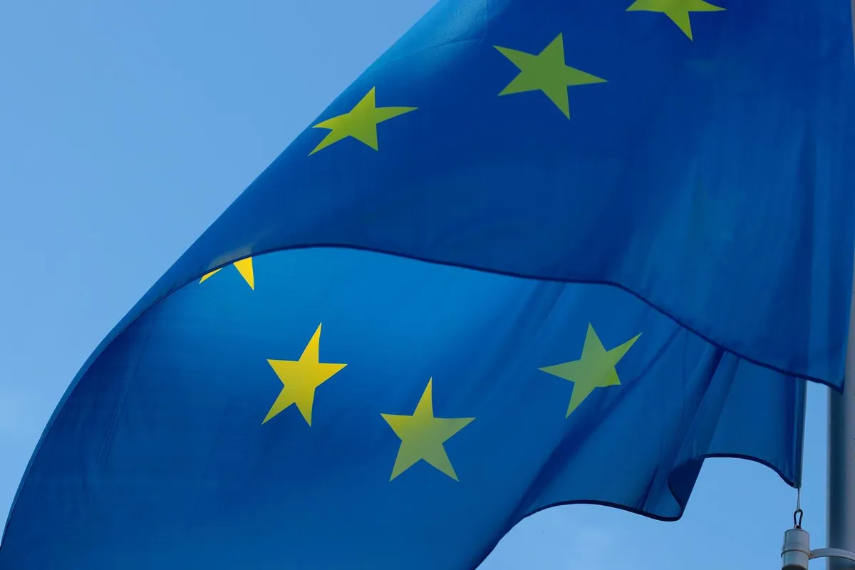Europaflagge weht vor strahlend blauem Himmel